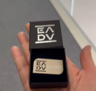 EADV Alumni pin που παρέλαβε η Δερματολόγος Βασιλική Παπαγεωργίου στο EADV Congress 2025 στο Παρίσι.