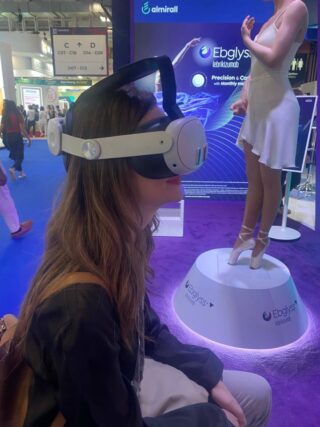 Η δερματολόγος Βασιλική Παπαγεωργίου δοκιμάζει εικονική πραγματικότητα στο συνέδριο EADV 2025 στο Παρίσι.