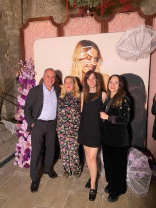 ekpaidefsi se therapeies veltiosis tis poiotitas tou dermatos synadelfoi Η δερματολόγος στο Αγρίνιο, Βασιλική Παπαγεωργίου, μαζί με άλλους συμμετέχοντες στο Revitacare Annual Scientific Journey, μπροστά στο backdrop της Revitacare.