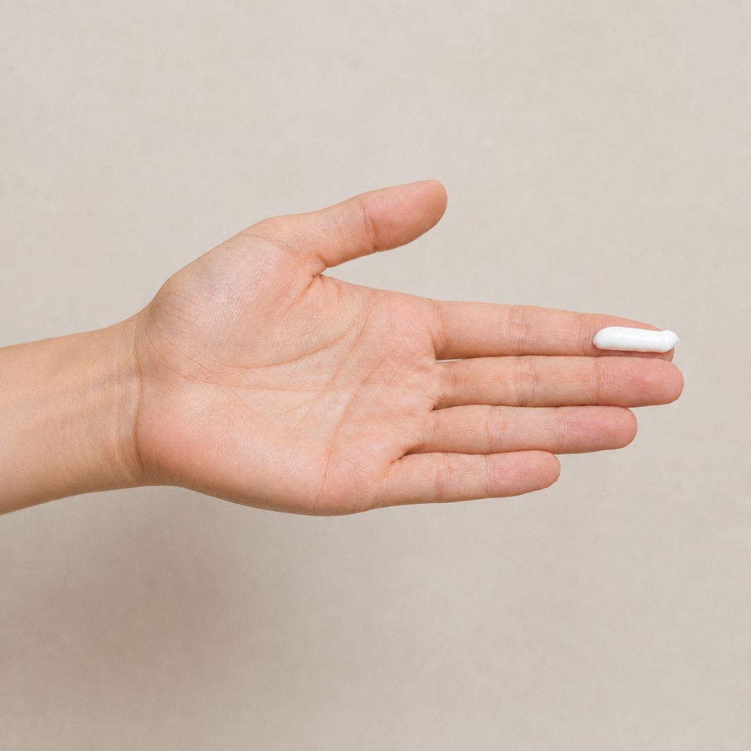 FTU (Finger Tip Unit) Ανοιχτή παλάμη με ποσότητα αντηλιακού στην πρώτη φάλαγγα του δαχτύλου, σε ουδέτερο φόντο, για σωστή εφαρμογή αντηλιακής προστασίας.